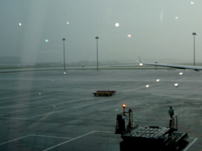 雨模様の飛行機場