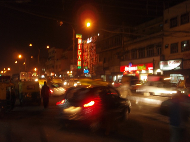 インドの夜道に薄暗く光るお店の電灯