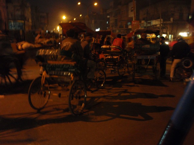 インドの夜道とタクシー運転手たち