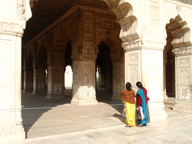 インドの観光地と地元の女性