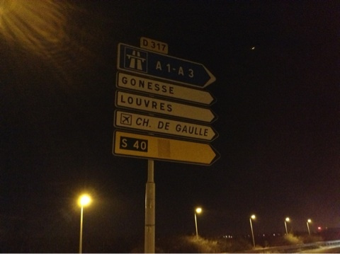 シャルル・ド・ゴール空港までの距離を示す看板