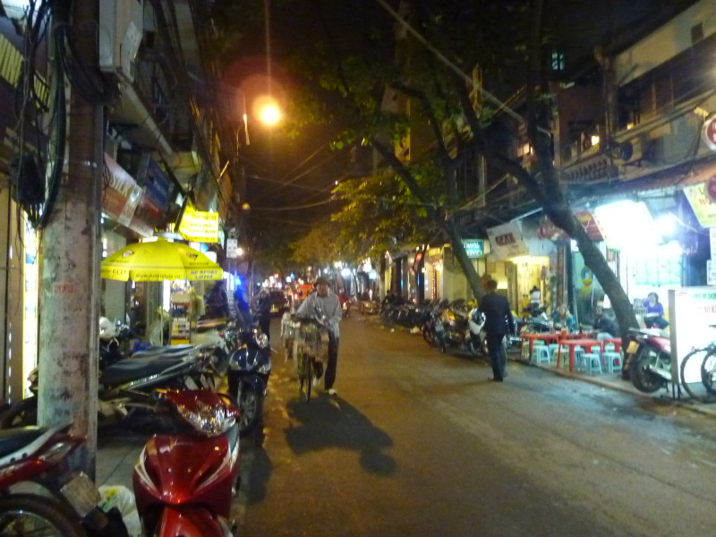 ベトナムの夜の街並み