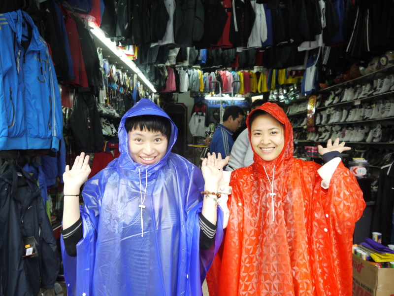 雨具を買った女性たち