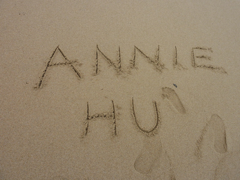 砂浜に書かれた名前