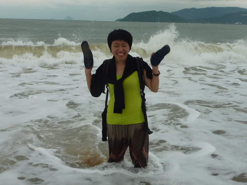 ベトナム・ニャチャンのビーチではしゃぐ中国の女の子