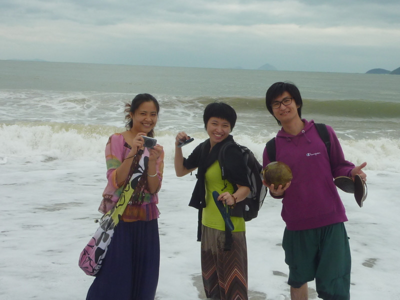 ベトナム・ニャチャンのビーチで記念撮影する3人組