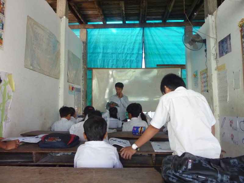 授業で発言するカンボジアの生徒