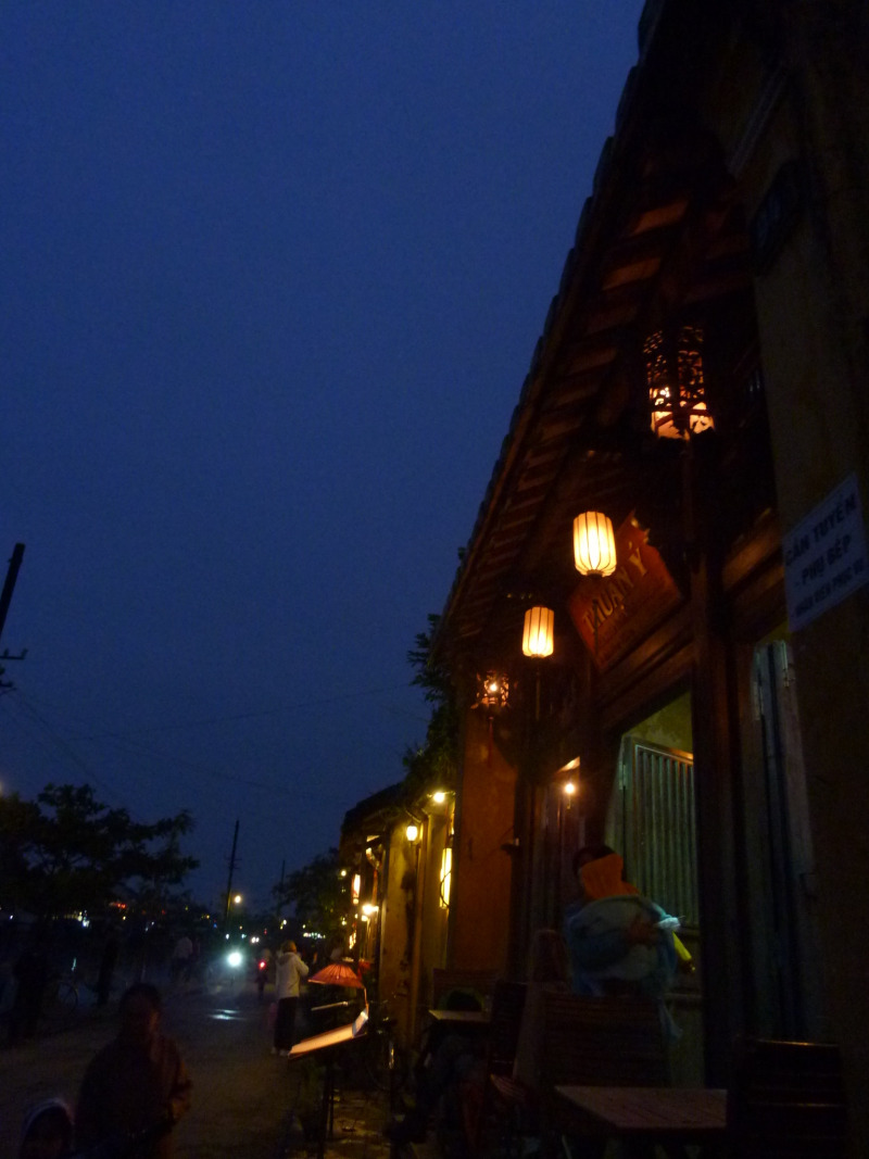 ベトナム・ホアインの夜の街並み