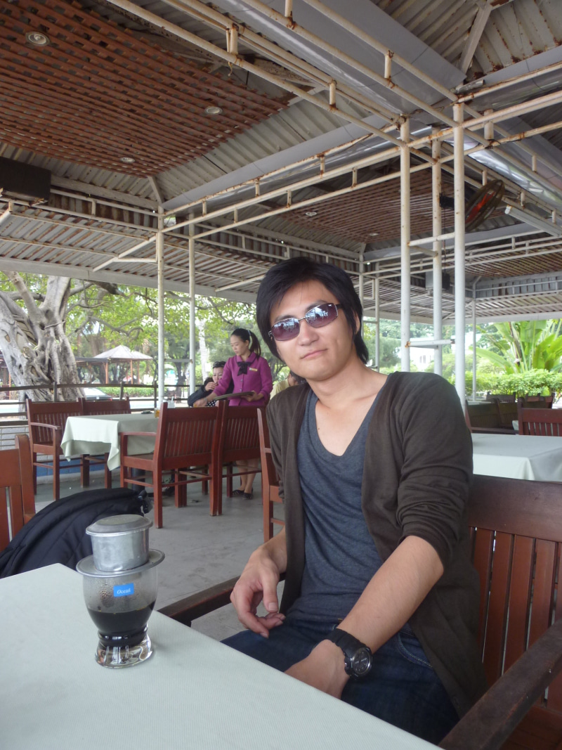 ベトナム・ニャチャンのビーチのカフェで休む男