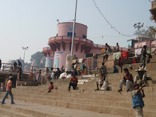 ガンジス川の段々階段に座る人たち