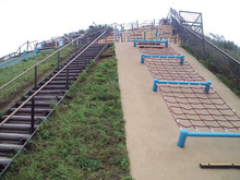 公園の滑り台と階段