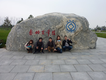 中国の観光地・兵馬俑で記念写真