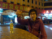 中国・深センでジュースを飲む男