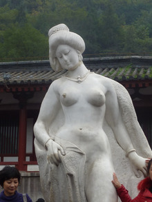 中国の観光地・華清池に立つ石像